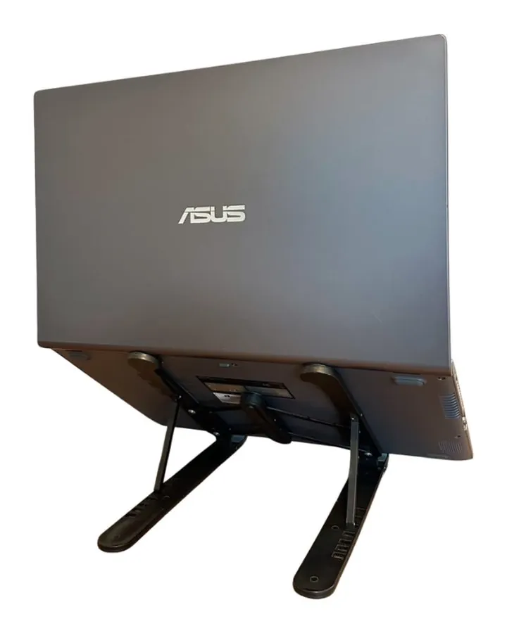 Notebook seminovo Asus, visto de trás sobre suporte