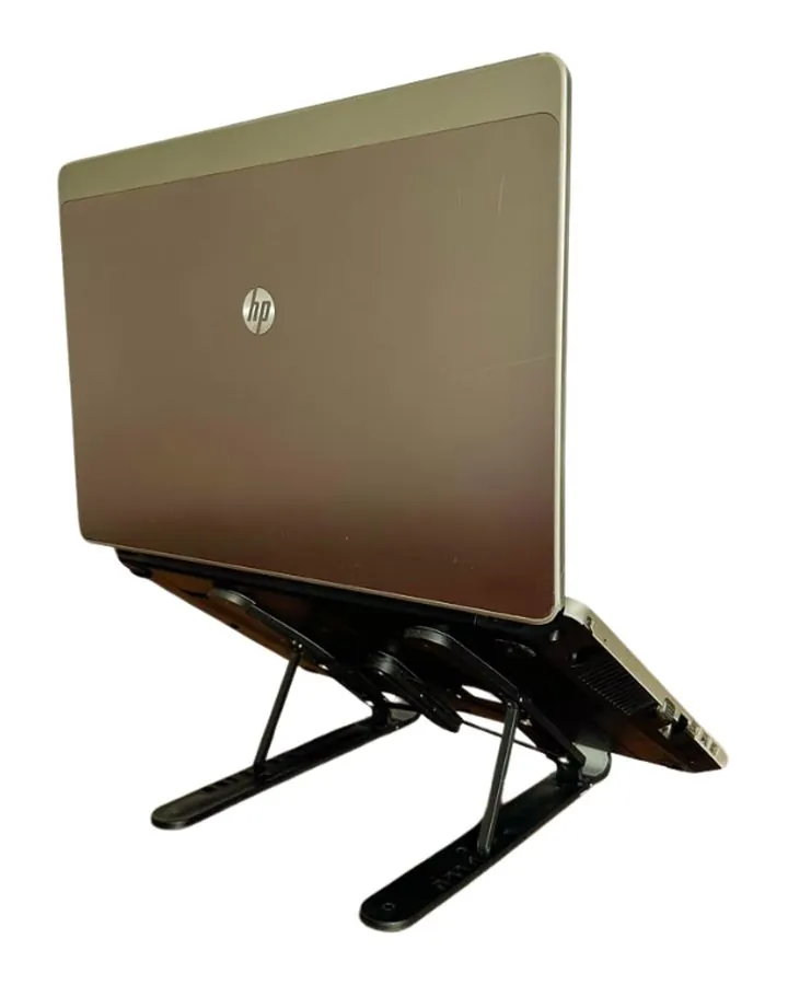 Notebook seminovo HP, visto de trás sobre suporte