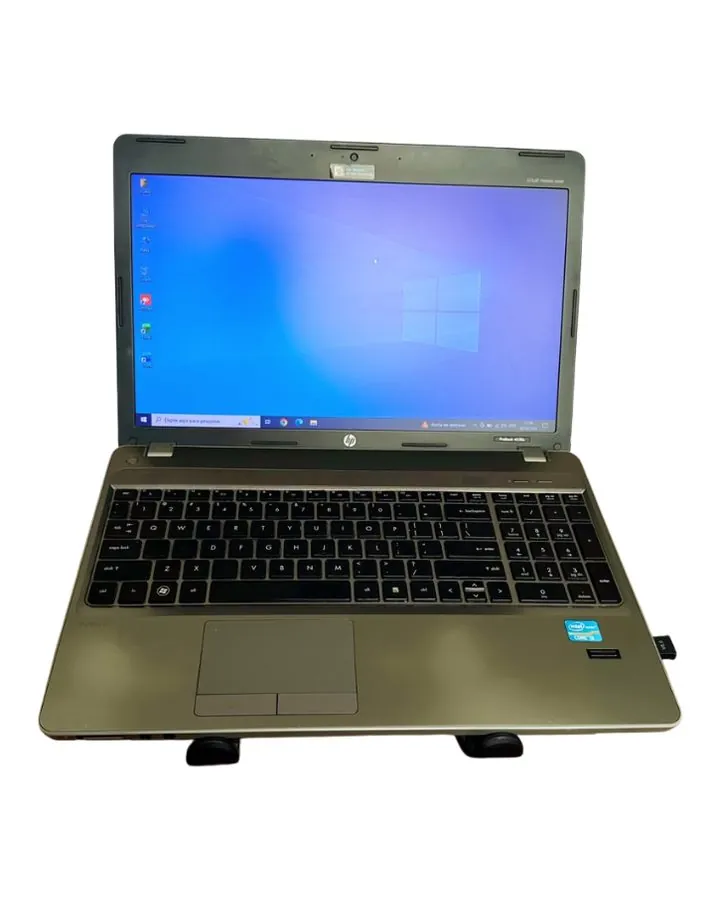 Notebook seminovo HP, visto de frente, tela ligada