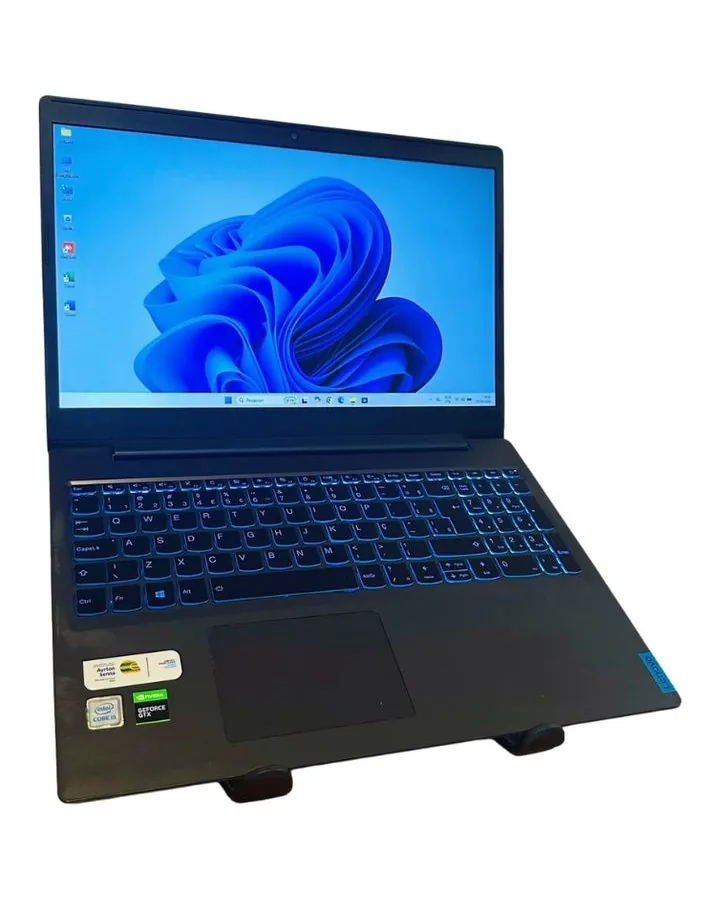 Notebook seminovo Lenovo, visto de frente, tela ligada
