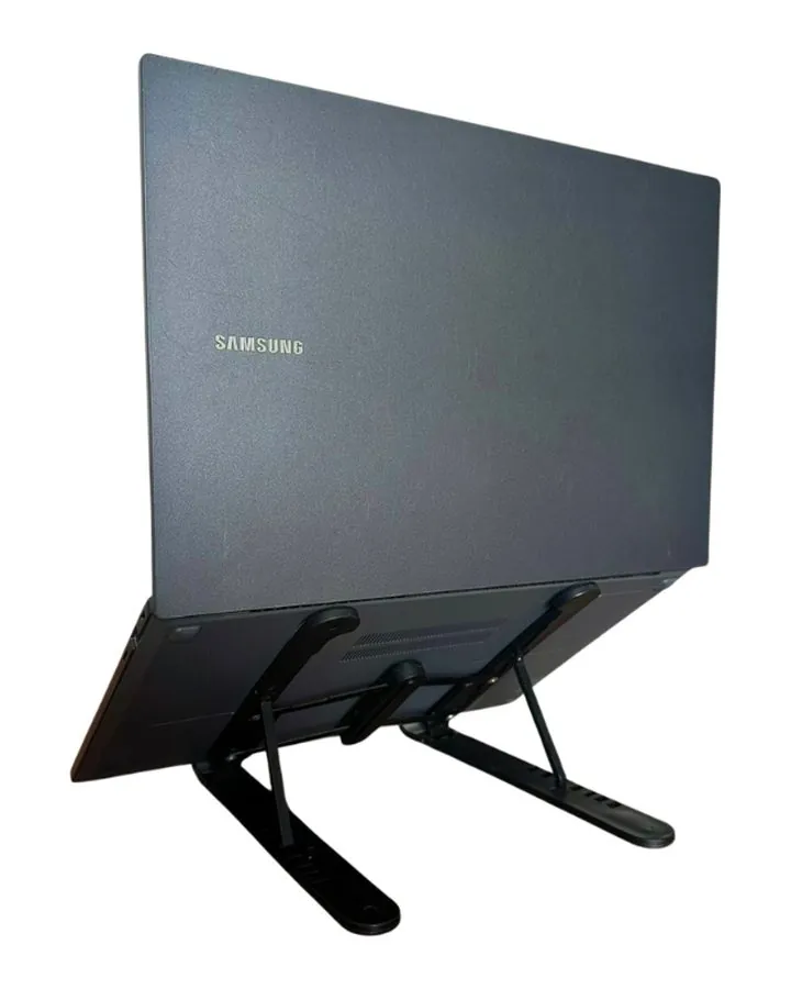 Notebook seminovo Samsung, visto de trás sobre suporte